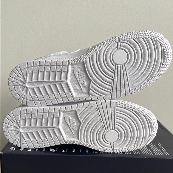 Air Jordan 1 Triple White (GS) - Picture 4 of 8